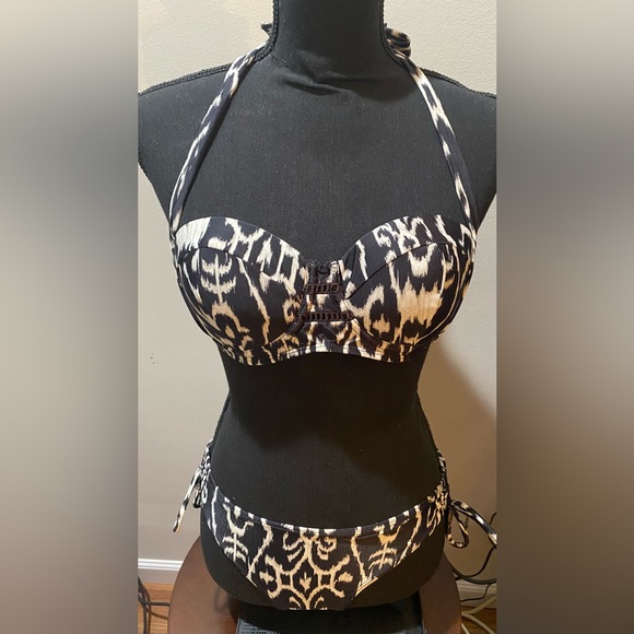 M2 Chillies - Black & White Zebra Bikini Size 4. Padded Top - Clasp Closure - Picture 1 of 12